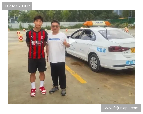 米兰球衣引关注谢文能首度观赏华云龙演出称现场氛围太热烈 米兰球衣引关注谢文能首度观赏华云龙演出称现场氛围太热烈